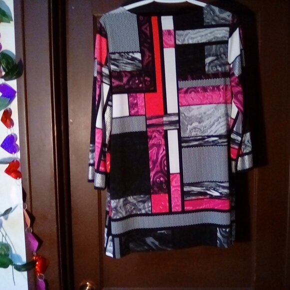 Women's pattern 3/4 length sleeve top - Picture 3 of 6